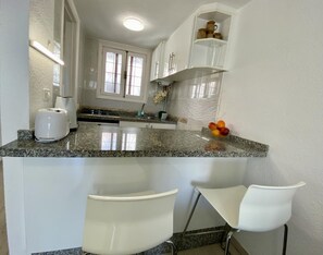 Coffee/tea maker, fridge, microwave, toaster - Golden View Holiday Home (Playa de las Américas)