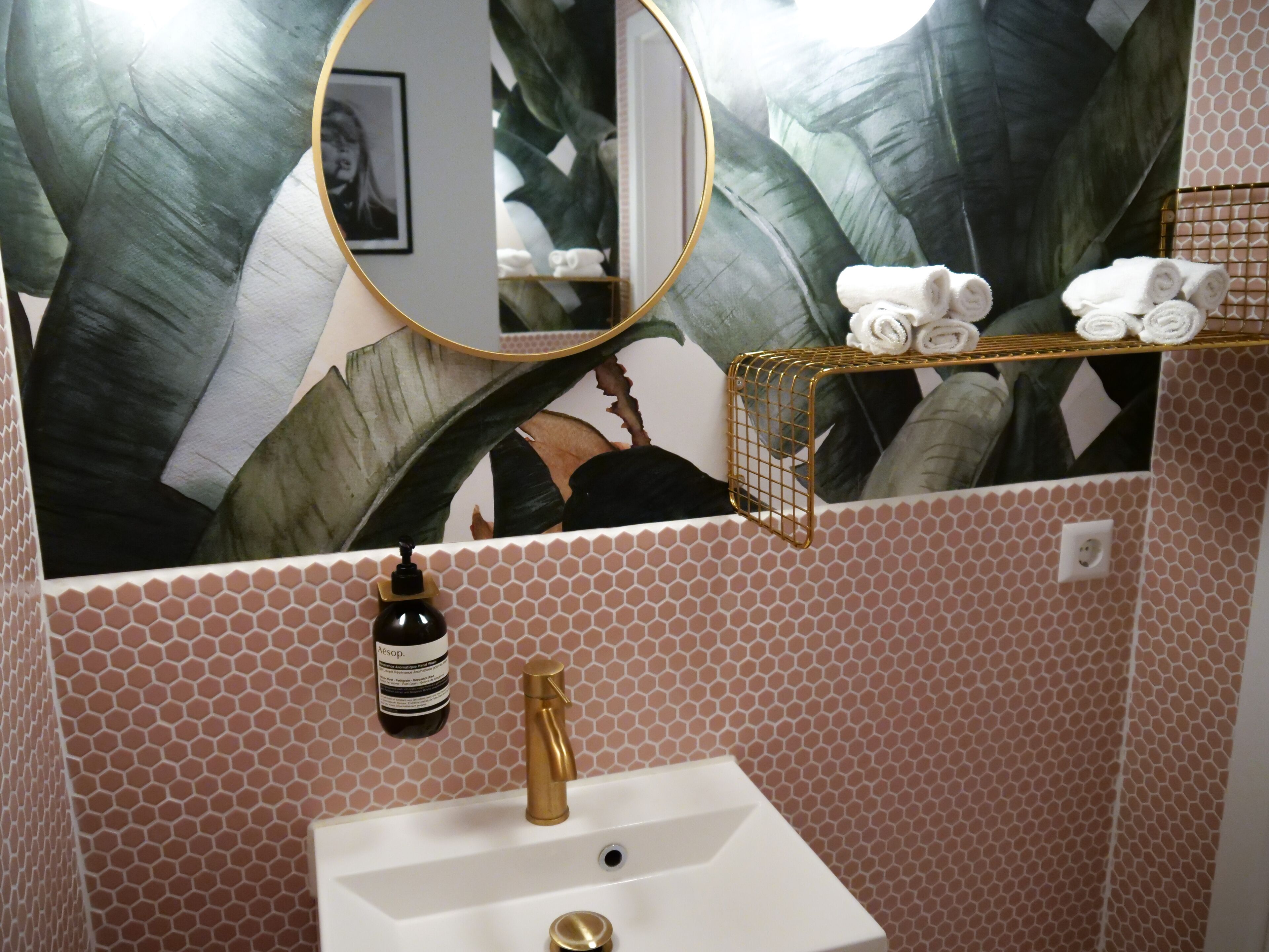 shower, rainfall showerhead, free toiletries, towels