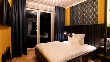 Minibaari, työpöytä, äänieristys, silitysrauta/-lauta