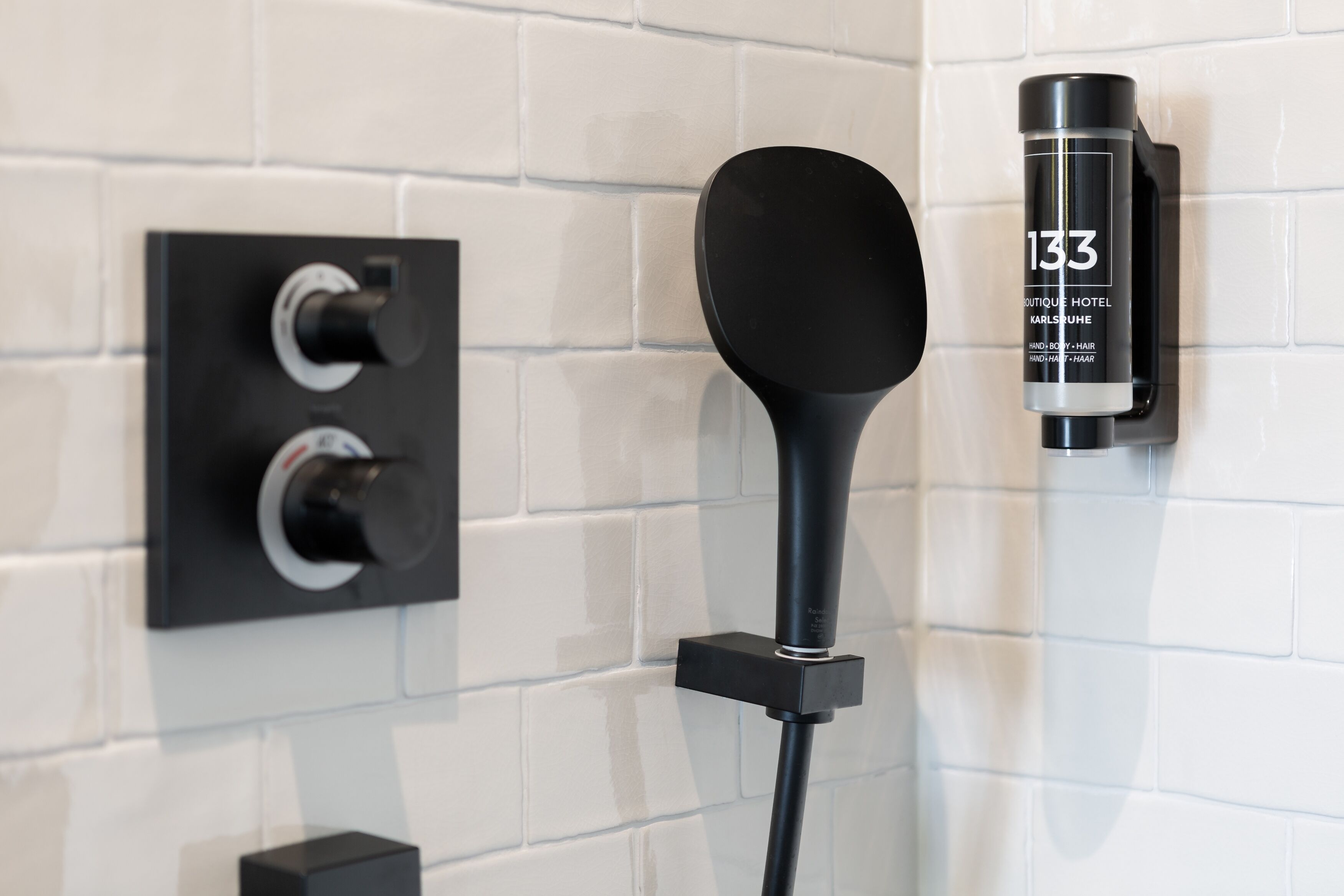 shower, rainfall showerhead, free toiletries, towels