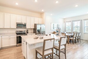 ثلاجة، فرن، موقد طهي مسطح، غسالة أطباق