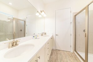 Bathtub, hair dryer, towels, soap - It's All Fin & Games Cottage with Private Pool near Disney & Margaritaville. (Kissimmee)