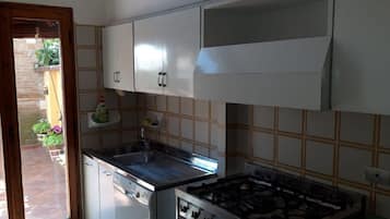 GroĂer KĂŒhlschrank, Mikrowelle, Ofen, Herdplatte