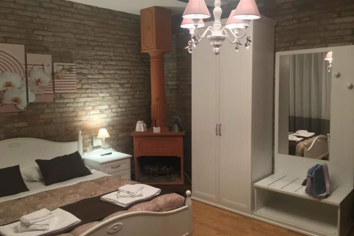 Suite, Balcony | Down comforters, WiFi (free), bed sheets