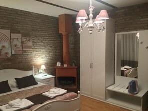 Suíte, sacada | Edredons de pluma, Wi-Fi de cortesia, roupa de cama