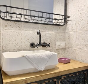 Dusche, kostenlose Toilettenartikel, Handtücher