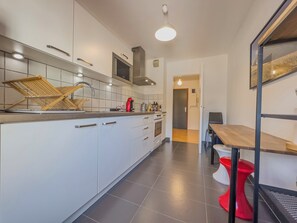 冷蔵庫、電子レンジ、オーブン、コーヒー / ティーメーカー