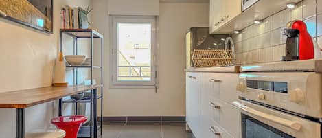 Kjøleskap, mikrobølgeovn, ovn og kaffetrakter/tekoker