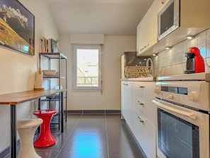 Refrigerador, microondas, horno y cafetera y tetera 