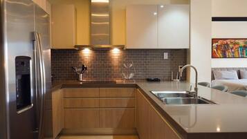 Réfrigérateur, micro-ondes, four, plaque de cuisson