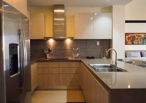 雪櫃、微波爐、焗爐、爐具