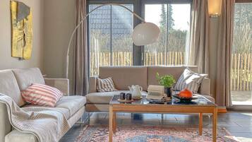 Fernseher, Kamin, DVD-Player