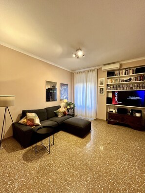 Smart TV, books - St. Peter - Vatican State - Center city Rome. A/C and fully equipped (Roma)