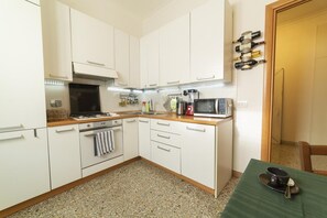 Fridge, microwave, oven, stovetop - St. Peter - Vatican State - Center city Rome. A/C and fully equipped (Roma)