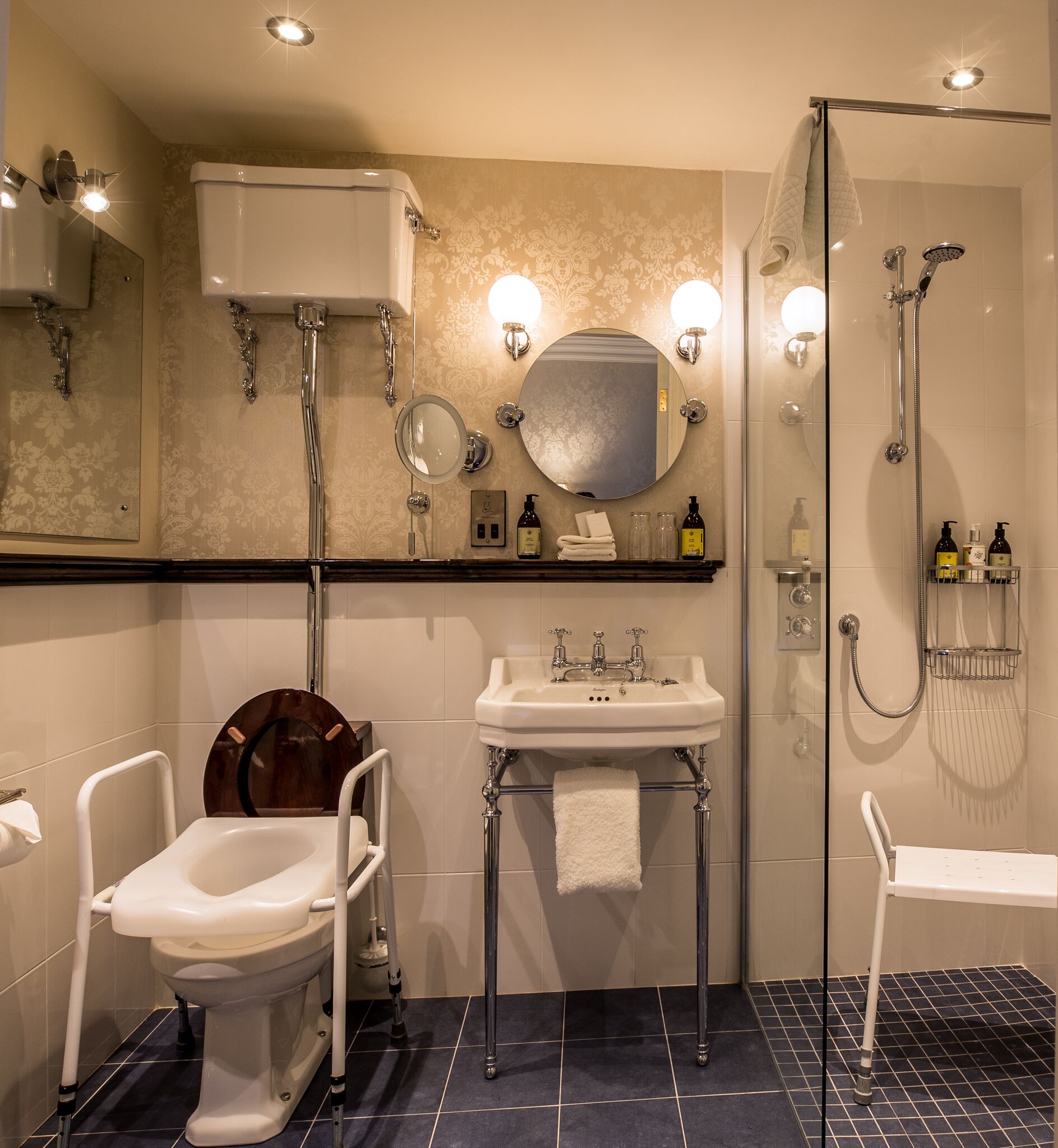 Een moderne badkamer met toilet, wastafel en douche.