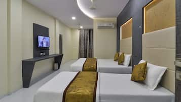 Deluxe Triple Room | Individually decorated, individually furnished, blackout drapes