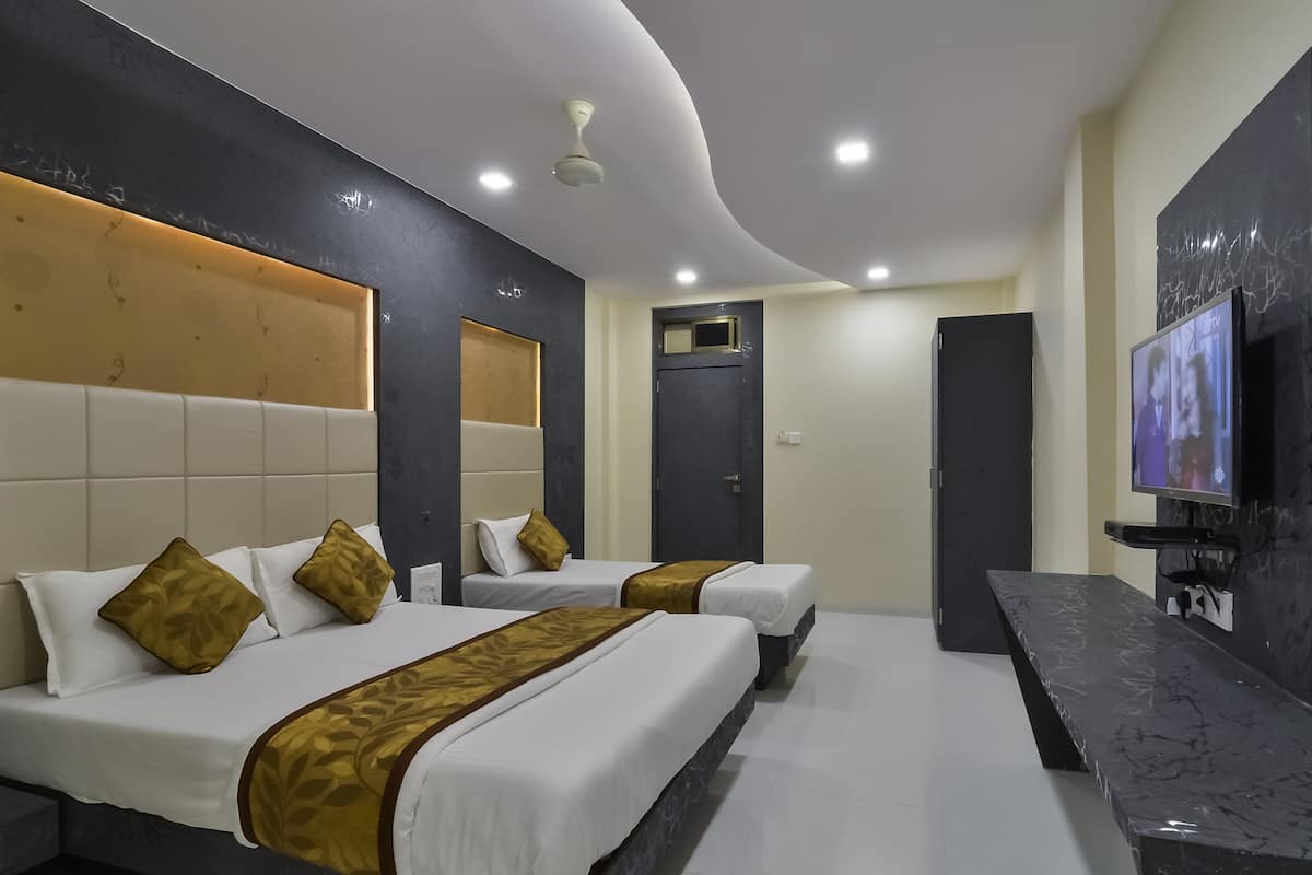 Deluxe Triple Room | Blackout drapes, WiFi (free), individually decorated