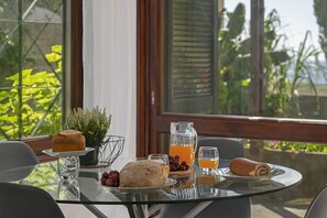 Dining - Casa do Lido, A perfect family abode. (Funchal)