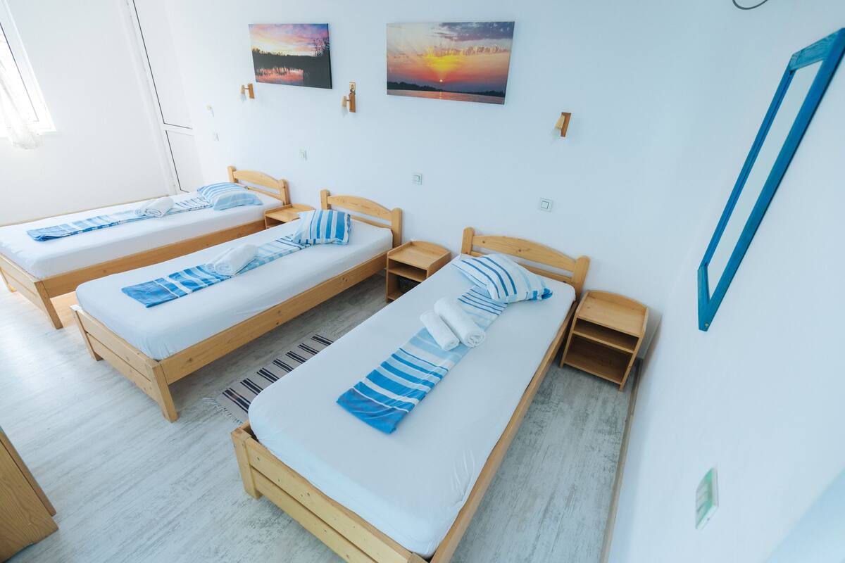 Standaard driepersoonskamer | 1 slaapkamer, een minibar, verduisterende gordijnen, gratis wifi