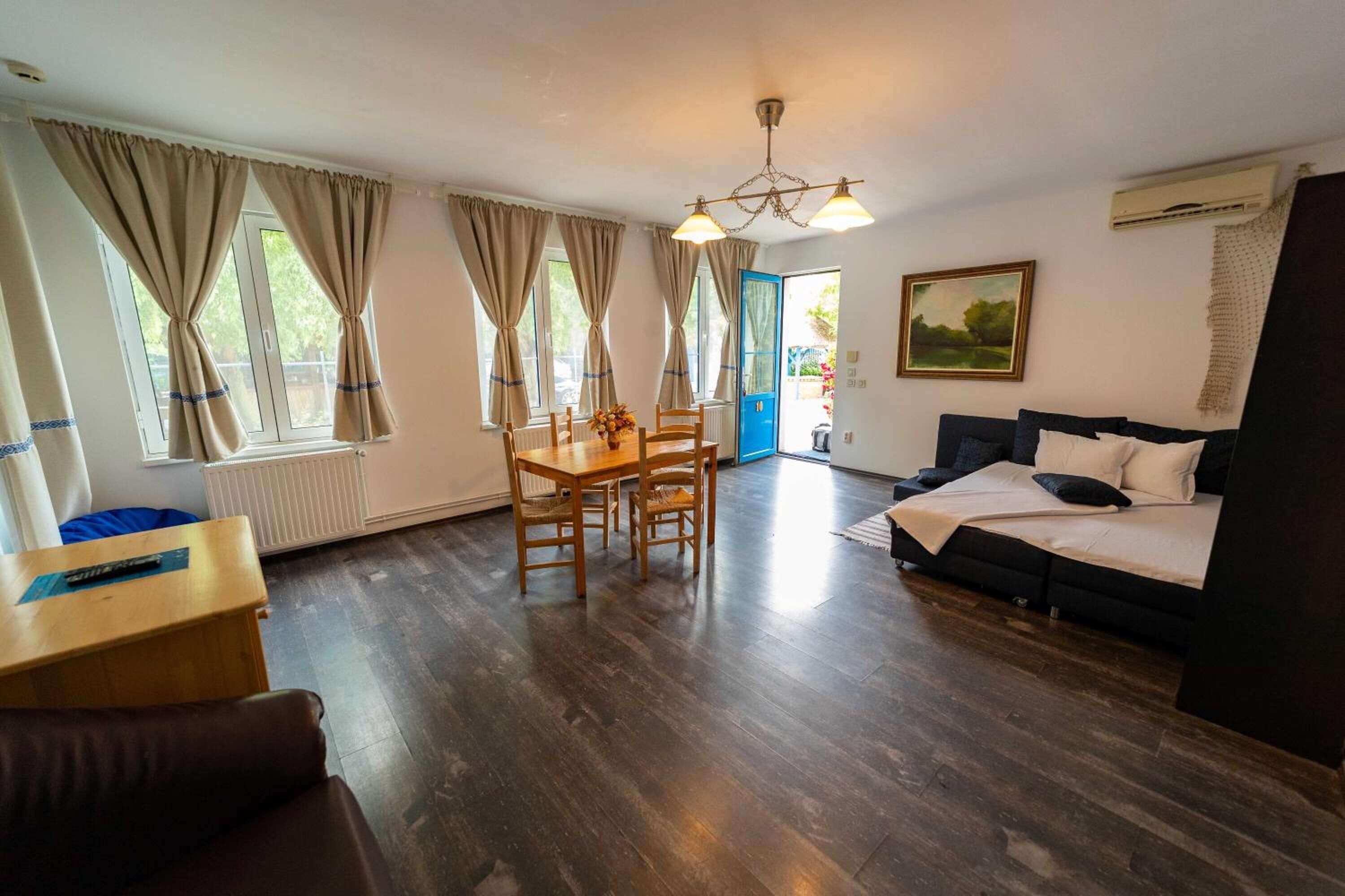 Minibaari, pimennysverhot, ilmainen Wi-Fi, vuodevaatteet