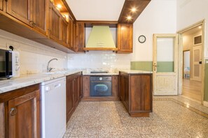 Fridge, microwave, oven, stovetop - A big house a stone's throw from the Central Station by Mmega (Firenze)