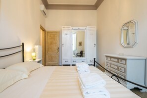 4 bedrooms, WiFi, bed sheets - A big house a stone\'s throw from the Central Station by Mmega (Firenze)