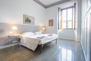 4 quartos, escrivaninha, ferros/tábuas de passar roupa, Wi-Fi