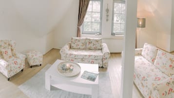 Deluxe Apartment | Living area | Flat-screen TV