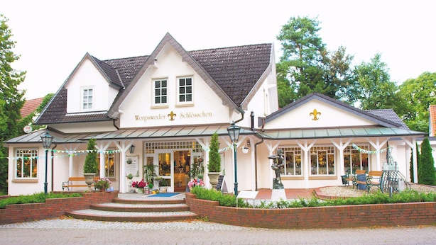 A traditional European building with a sign reading "Worpsweder Schlösschen". - Ferienwohnung Worpsweder Schlösschen (Worpswede)
