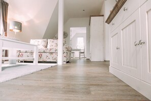 Deluxe Apartment | Living area | Flat-screen TV