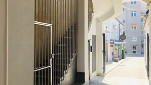 Un couloir étroit, avec une grille en métal et une pancarte indiquant « AUBERGE DE SCHONDORF ».