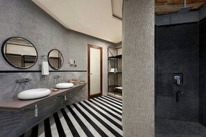 Classic-Ferienhaus, 1 King-Bett, Blick auf die Anlage | Badezimmer | Dusche, Hausschuhe, Handtücher