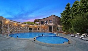 Indoor pool, sun loungers