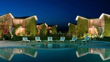 Piscine couverte, chaises longues