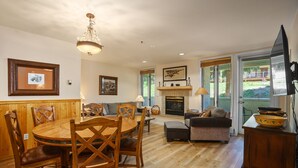 Un salon chaleureux avec une cheminée, des meubles en bois et un téléviseur.