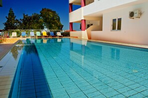 Seasonal outdoor pool, open 9:00 AM to 8:00 PM, pool loungers - Thodorou Village (Chania)
