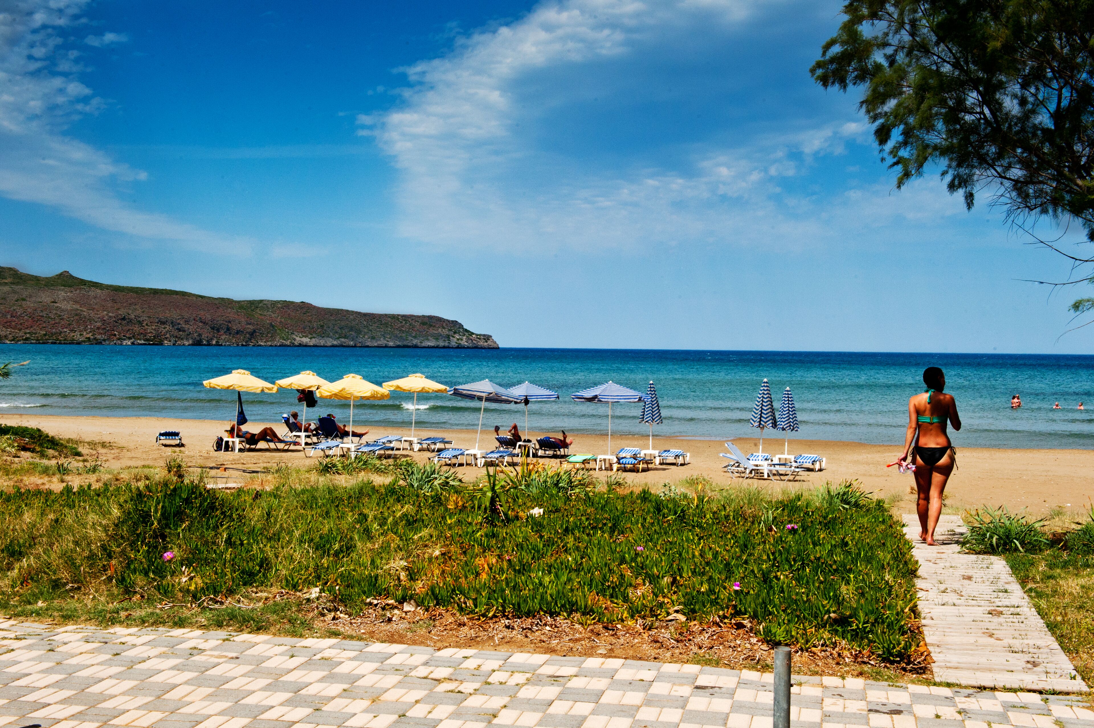 Na praia, espreguiçadeiras, guarda-sóis, bar na praia 