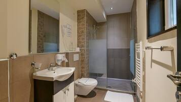 Superior Double Room | Bathroom | Shower, hair dryer, towels, soap