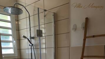 Douche, séchoir à cheveux, serviettes fournies
