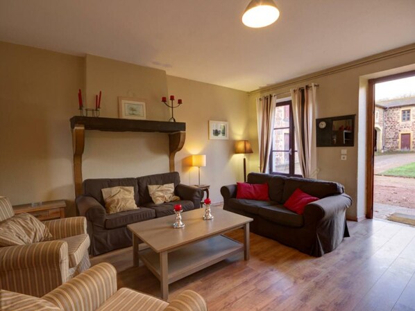 Téléviseur, table de baby-foot, table de ping-pong