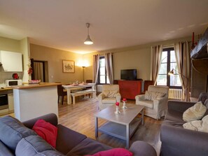 Téléviseur, table de baby-foot, table de ping-pong