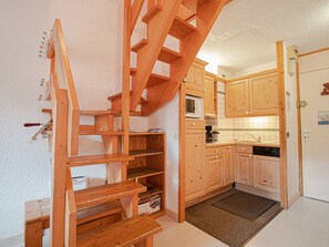 Fridge, microwave, stovetop, dishwasher - 47m² Duplex in Valmorel, Pets Allowed, Balcony, Near Slopes (Valmorel)
