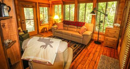 Creekside Comfort - Creekfront Cabin mit Feuerstelle, WiFi, Gas Logs & in der Nähe von Boone