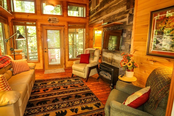 Een smart-tv, een open haard en een dvd-speler