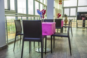 Desayuno buffet (XOF 5000 por persona)