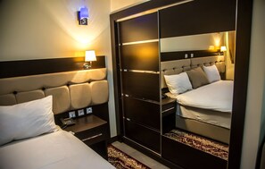 Habitación individual | Minibar, caja de seguridad en la habitación y muebles diferentes