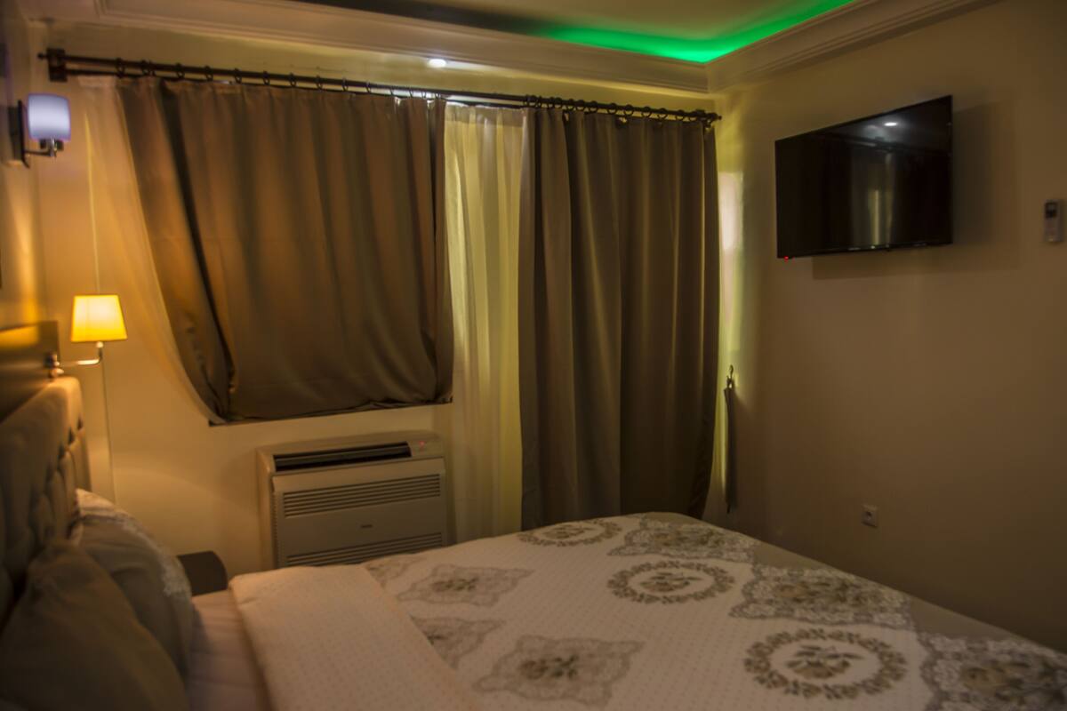 Suite | Minibar, caja fuerte, mobiliario individual y escritorio