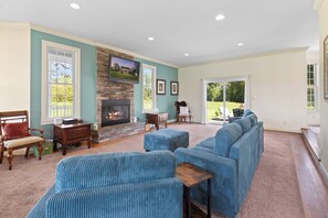 Een televisie, een open haard en een dvd-speler