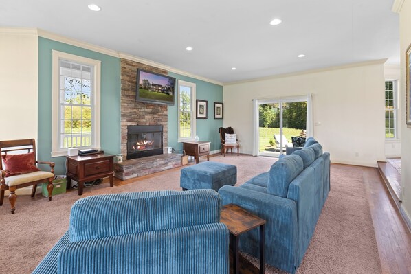 Fernseher, Kamin, DVD-Player