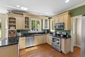 Fridge, microwave, oven, stovetop - Peaceful Country Retreat 20 acres Private Pond (Sardinia)